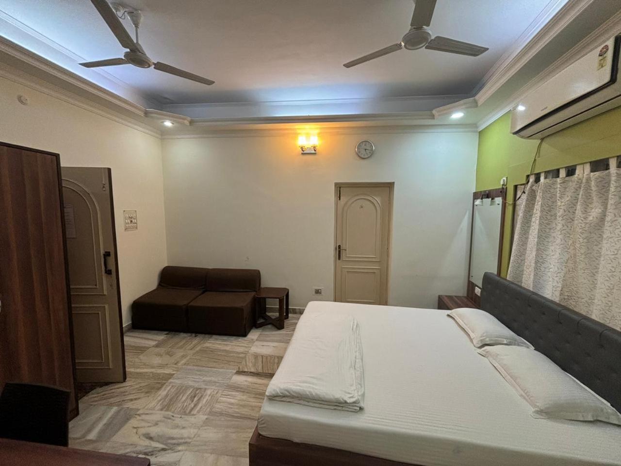 כלכותה Om Sai Villa Guesthouse מראה חיצוני תמונה