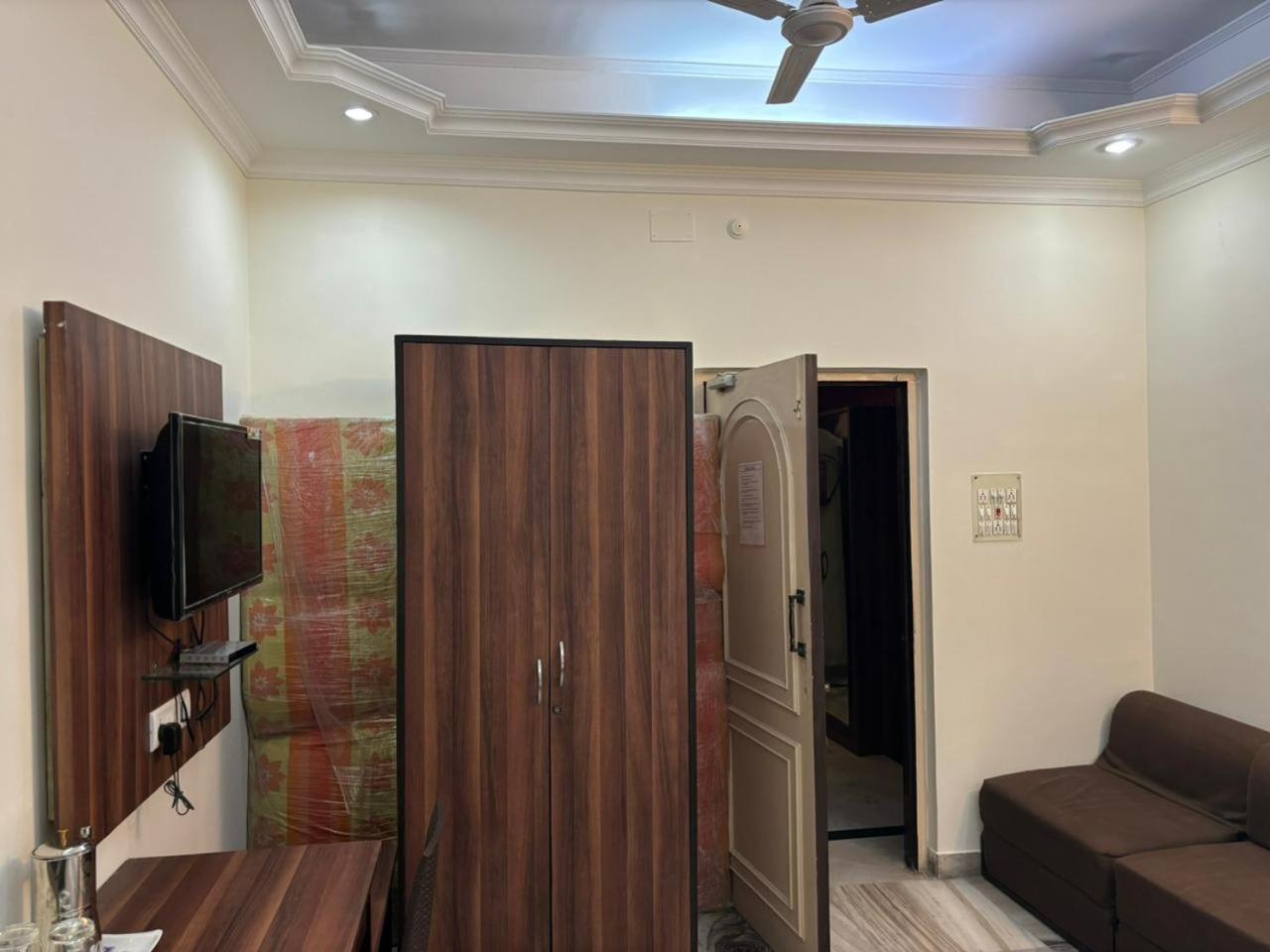 כלכותה Om Sai Villa Guesthouse מראה חיצוני תמונה