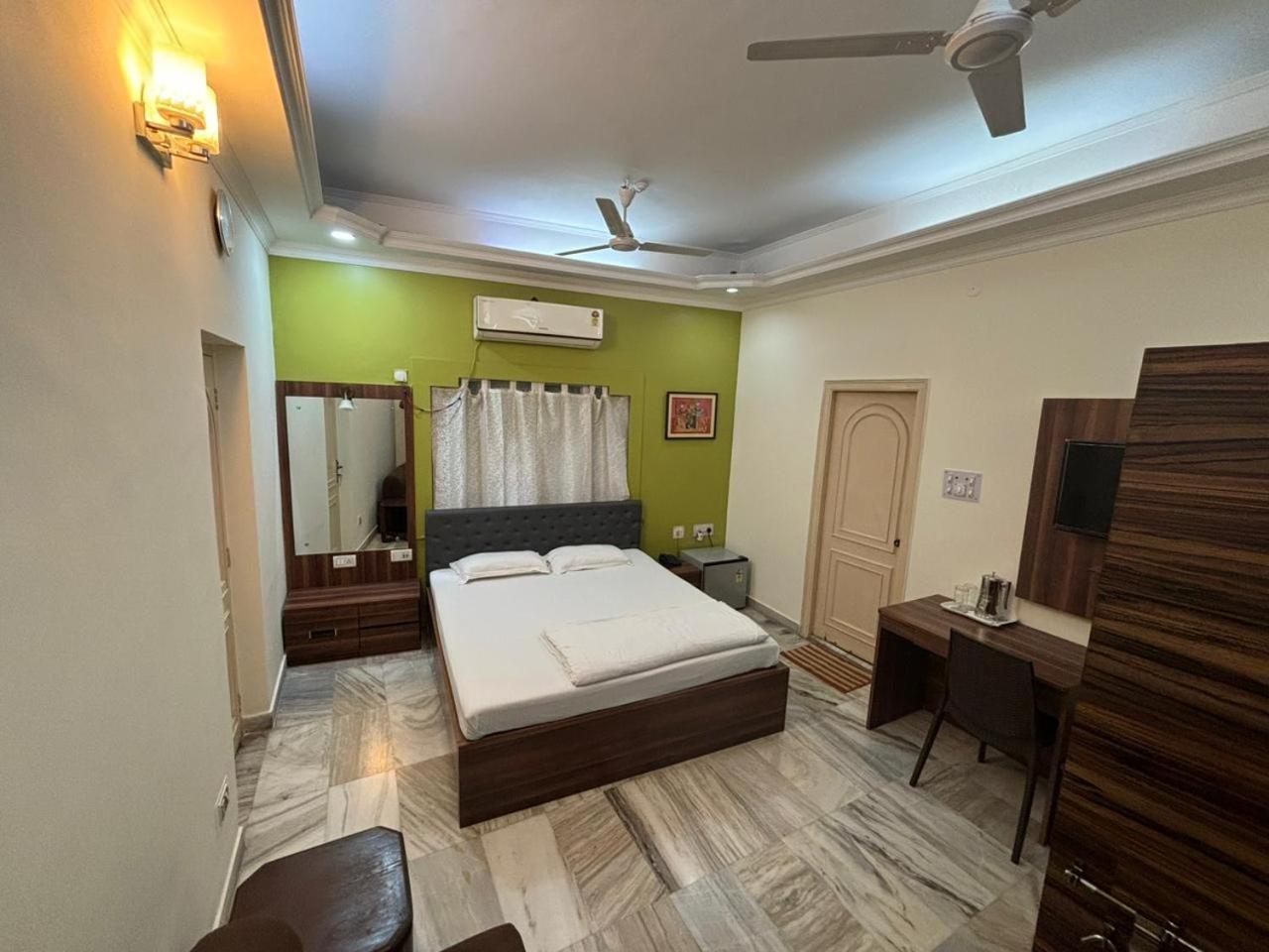 כלכותה Om Sai Villa Guesthouse מראה חיצוני תמונה