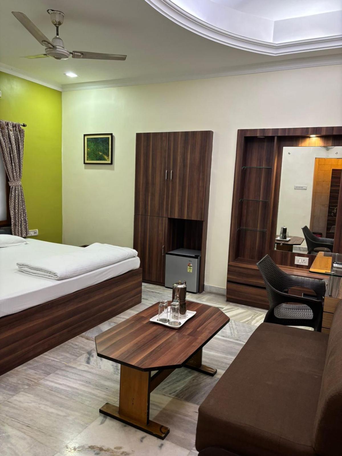 כלכותה Om Sai Villa Guesthouse מראה חיצוני תמונה